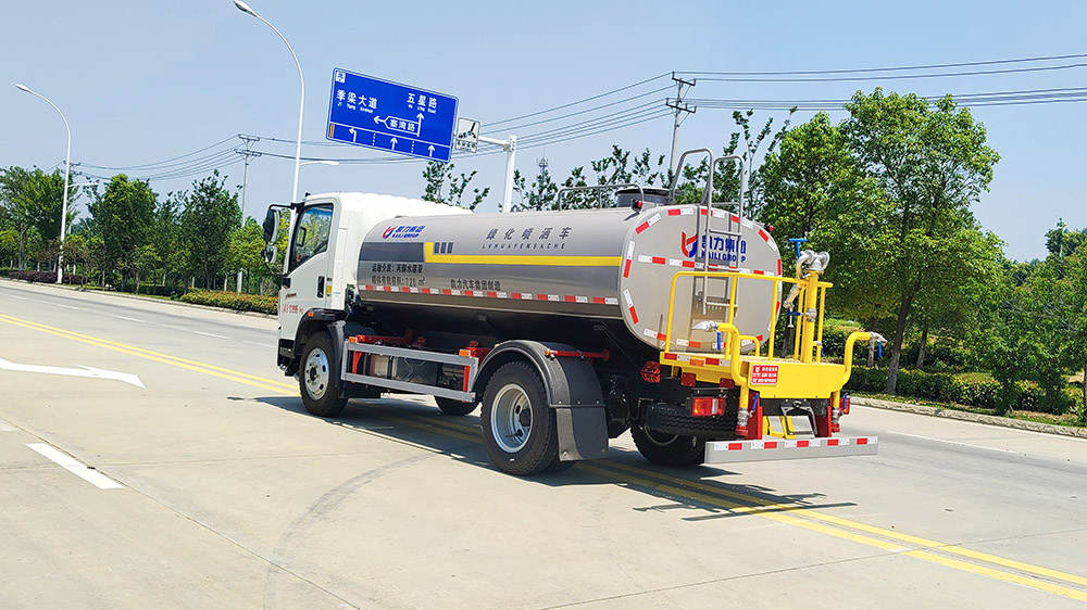 9.3方重汽豪沃洒水车