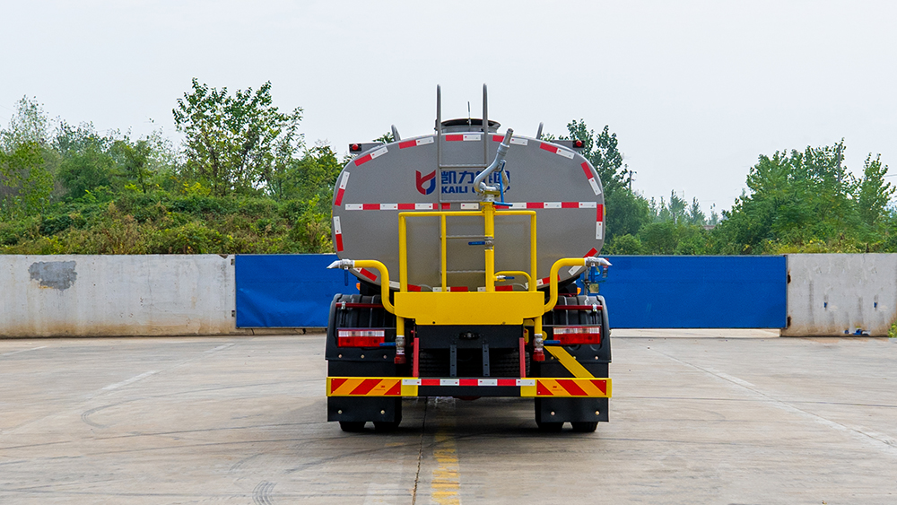 东风D9洒水车（3950）带电子炮