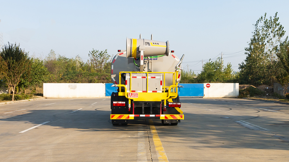 15.9方东风D9（4500）喷雾车