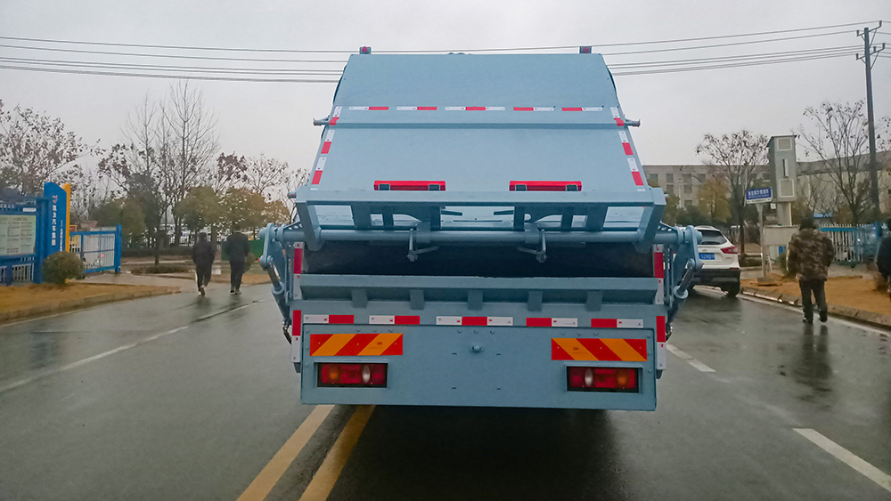 19方东风天锦特殊涂装压缩垃圾车