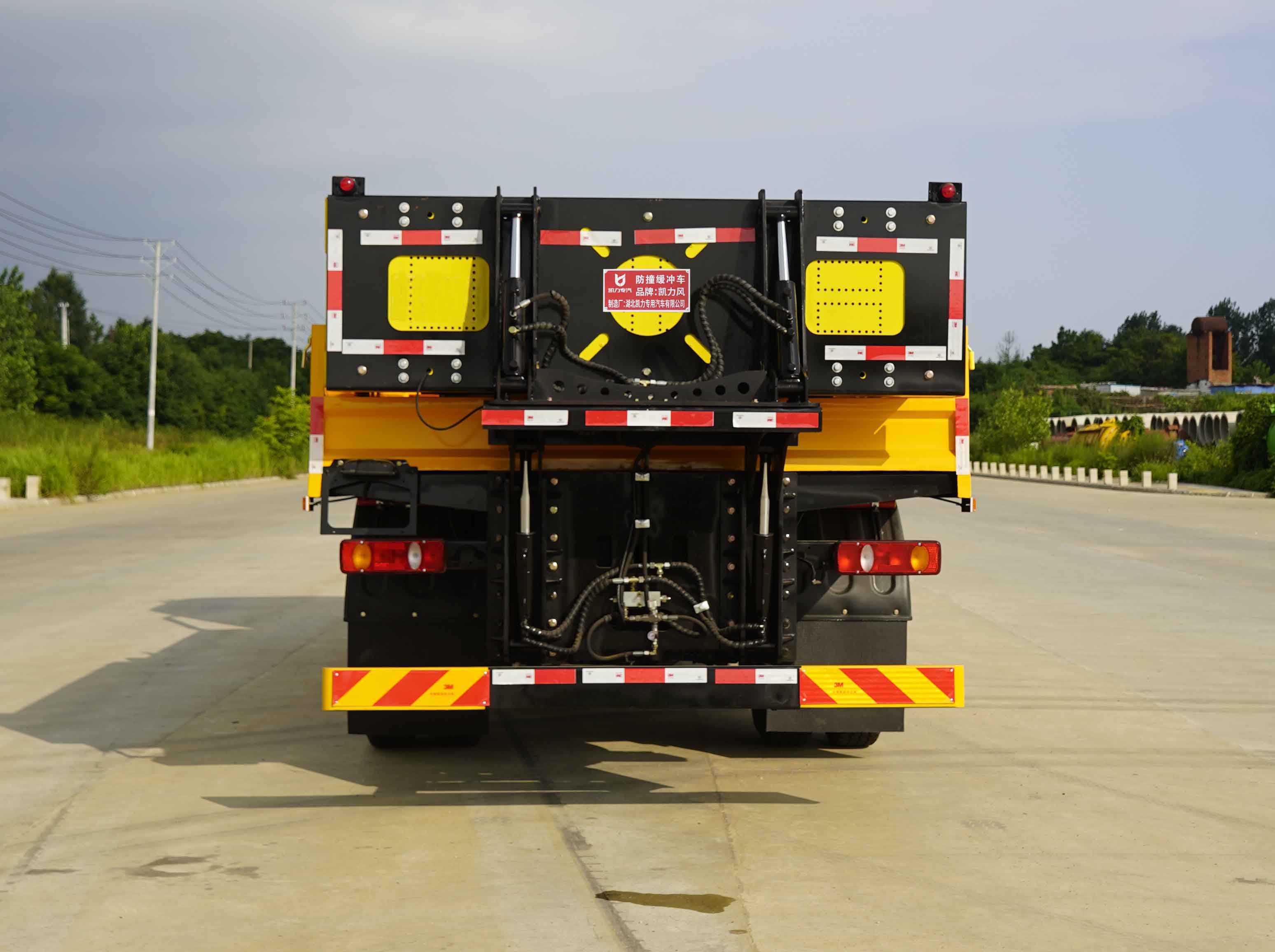 凯力风牌KLF5120TFZD6型防撞缓冲车